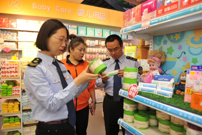图为该局执法人员在一家孕婴儿童用品专卖店进行化妆品抽检。