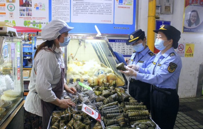 图为5月25日，南宁西乡塘区市场监管局执法人员在水街市场开展端午节前相关
安全检查。