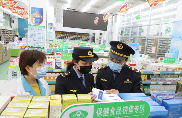 图为沂南县市场监管局执法人员在一家药店保健
专区检查。