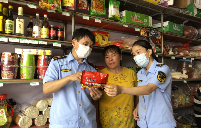 图为9月19日，该局马武镇市场监管所执法人员在一家农村
店检查方便面质量。
