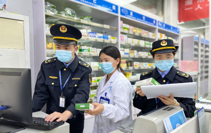 图为该局执法人员在一家药店检查经销的感冒药。