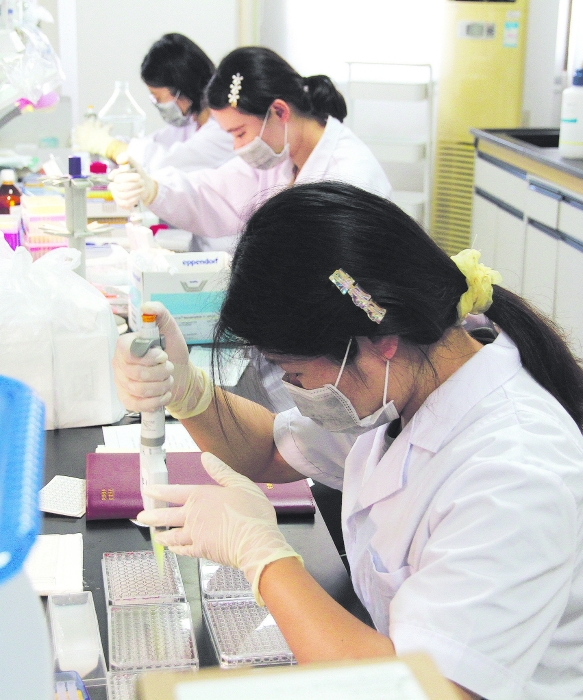 图为2021年8月3日，安徽省
药品检验研究院检验人员在进行新型冠状病毒重组蛋白疫苗效力检测。